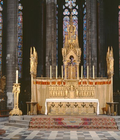 Hlavní oltář v novogotickém stylu, obklopený 4 anděly nesoucími nástroje Umučení Krista se svatostánkem zakončeným bohatě zdobenou věží od Eugene Emmanuel Viollet le Duc