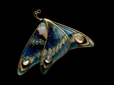 Art Nouveau: zlatá brož, průsvitný smalt, opál, měsíční kámen a diamant ve tvaru motýlí ženy. Ateliér Eugene Feuillatre (1870-1916). 1900 Parma, soukromá sbírka - Art Nouveau: zlato, průsvitný smalt, opál, měsíční kámen a diamant, motýl od Eugene Feuillatre