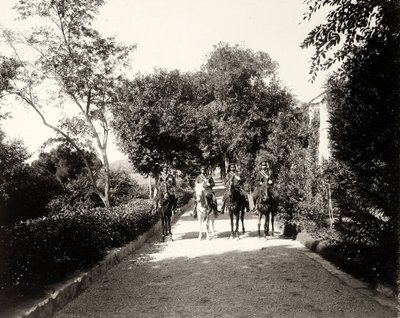 Skupina uniformovaných mužů na koních na farmě Lo Zucco, Sicílie, c.1900 od Eugenio Interguglielmi