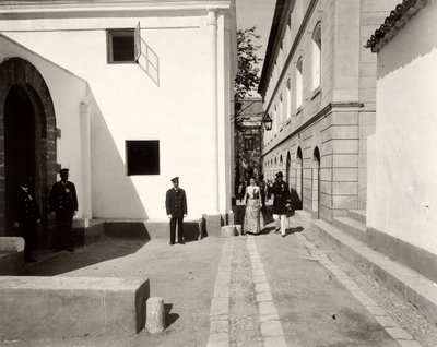Muži v uniformě doprovázející elegantně oblečenou ženu směrem ke kostelu farmy Lo Zucco, Sicílie, 1900 od Eugenio Interguglielmi