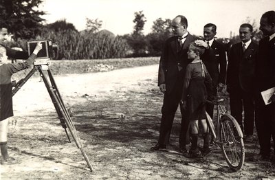 Mussolini pózuje se svým synem fotografovi (černobílá fotografie) od Eugenio Risi