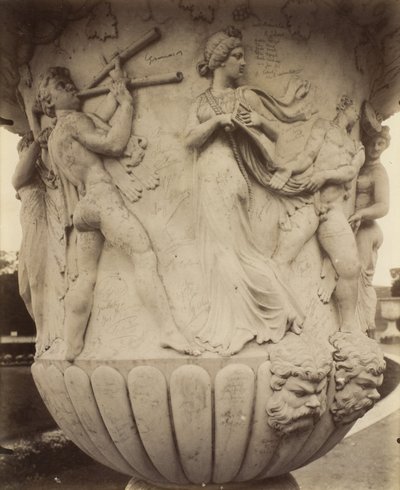 Detail vázy ve Versailles od Eugène Atget