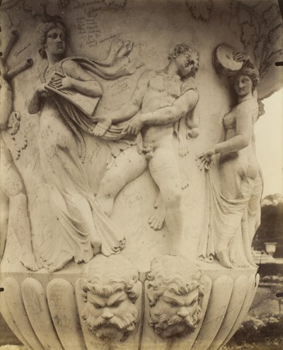 Detail vázy ve Versailles, 1906 od Eugène Atget