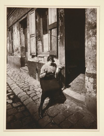 La Villette, veřejná dívka, která hlídá, 19. dubna 1921 (La Villette, Streetwalker čeká na klienta, 19. obvod, duben 1921) od Eugène Atget