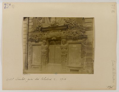 Dveře, uliční fasáda, Hôtel de Fieubet (Hôtel de la Valette, škola Massillon), 2 quai des Célestins, 4. obvod, Paříž od Eugène Atget