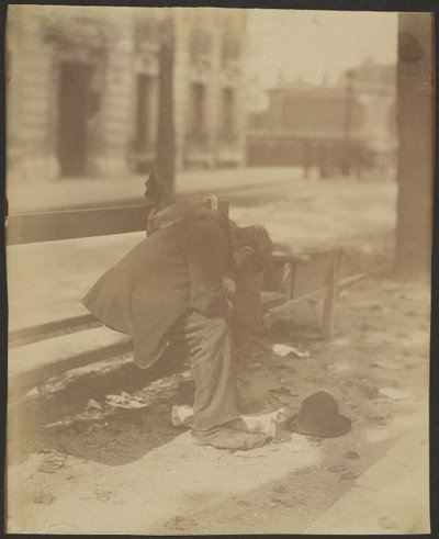 [Sedící tulák] od Eugène Atget