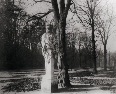 Socha, Jardin des Tuileries, Paříž od Eugène Atget