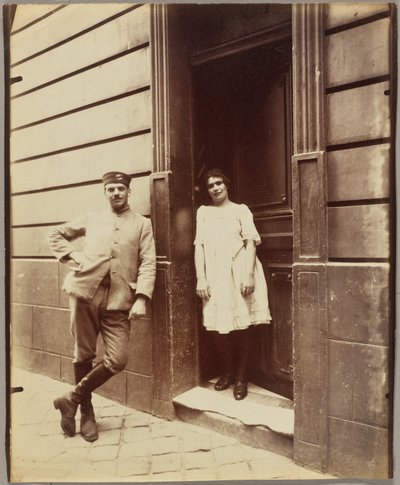 Versailles, žena a voják, nevěstinec od Eugène Atget