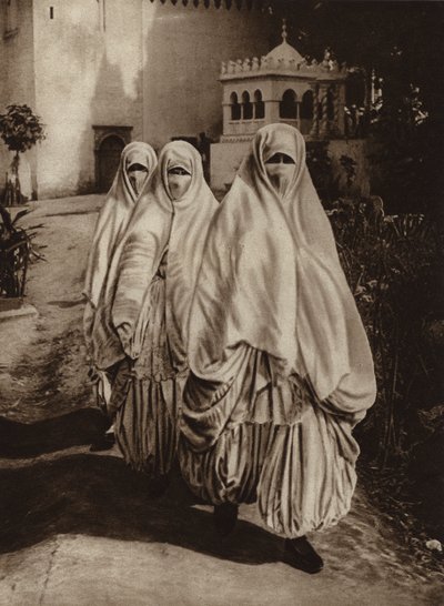 Alžír, Ženy na procházce (č/b fotografie) od European Photographer