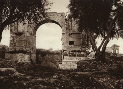Dougga, Triumfální oblouk Alexandra Severuse (černobílá fotografie) od European Photographer