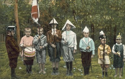 Skupina chlapců hrajících si na vojáky (foto) od European Photographer