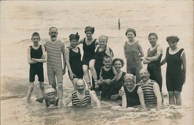 Skupina lidí u moře (čb fotografie) od European Photographer