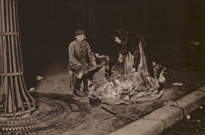 Paříž: Chiffonniers; Rag-pickers (čb fotografie) od European Photographer
