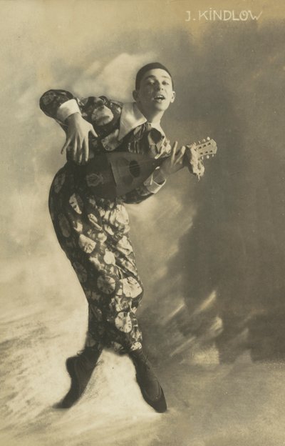 Pierrot hrající na loutnu (čb fotografie) od European Photographer