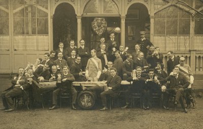 Portrét skupiny mužů, možná šermířský klub (čb foto) od European Photographer
