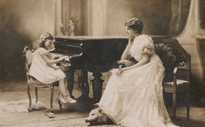 Portrét ženy pozorující mladou dívku hrající na klavír (čb fotografie) od European Photographer