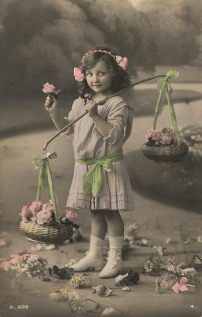 Portrét mladé dívky nesoucí košíky květin (foto) od European Photographer