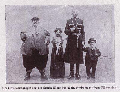 Nejtlustší, nejvyšší a nejnižší muži na světě a vousatá dáma (černobílá fotografie) od European Photographer