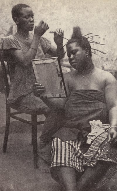 Žena ze západní Afriky si nechává upravovat vlasy (černobílá fotografie) od European Photographer