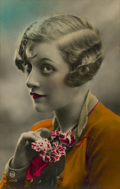 Žena a kytice květin (kolorovaná fotografie) od European Photographer