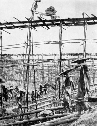 Primitivní metody v nejbohatší cínové oblasti na světě, Taiping, Čína, 1936. od Ewing Galloway