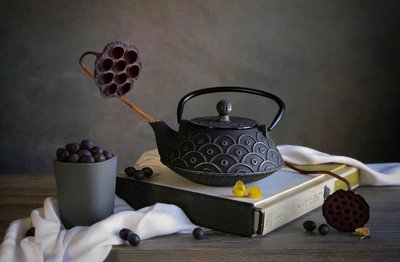 Zenová konvice a bobule od Fangping Zhou