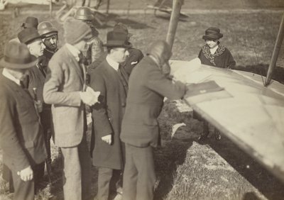 [Skupina kolem okraje křídla letounu Caproni Ca. 3 (letadlo)] od Fedele Azari
