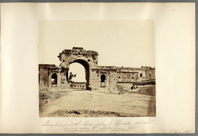 Brána vedoucí do rezidence, Lucknow od Felice Beato