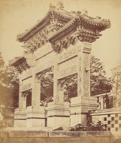 Oblouk v chrámu Lama poblíž Pekinu, říjen 1860 od Felice Beato