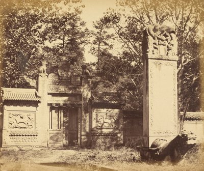 Vyřezávaná hrobka depa poblíž Pekinu, místo, kde zbyly zbraně a střelivo, když armáda pochodovala do Pekinu, říjen 1860 od Felice Beato