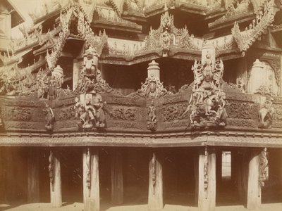 Carving in Balcony, Kyaung at Myingyan od Felice Beato