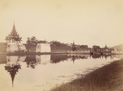 Východní stěna města s příkopem a mostem, Mandalay od Felice Beato