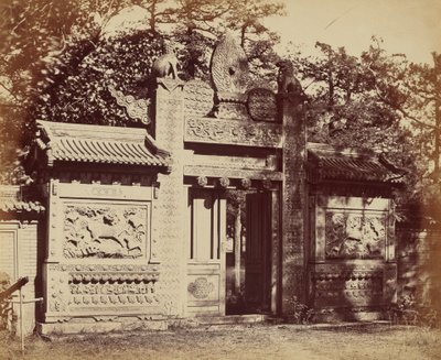 Exteriér hrobky poblíž Pekinu, říjen 1860 od Felice Beato