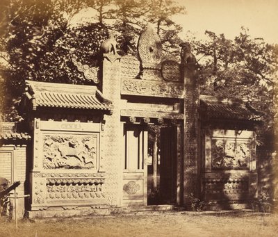 Exteriér hrobky, poblíž Pekinu, říjen 1860 od Felice Beato
