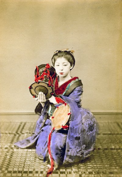 Gejša hrající na cuzumi, Japonsko, 1882 od Felice Beato