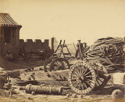 Interiér Pehtang ukazující časopis a dřevěnou zbraň, 1. srpna 1860 od Felice Beato