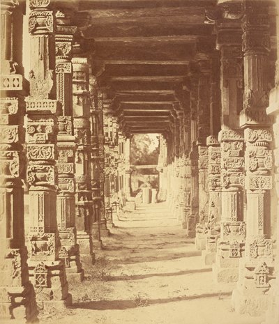 Interiér hinduistického chrámu v Cootubu v Dillí od Felice Beato