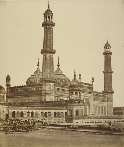 [Mešita uvnitř Emambary neboli hrobky Asafa-uda Dawlaha, která nyní slouží jako nemocnice, Lucknow] od Felice Beato