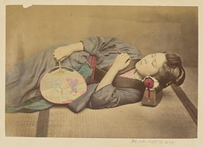 [Spící Japonka s vějířem v ruce] od Felice Beato