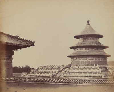 Chrám nebes z místa, kde jsou upalováni kněží, v čínském městě... října 1860. od Felice Beato