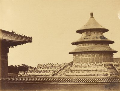 Chrám nebes z místa, kde se spalují kněží v čínském městě Pekin. Říjen 1860 od Felice Beato