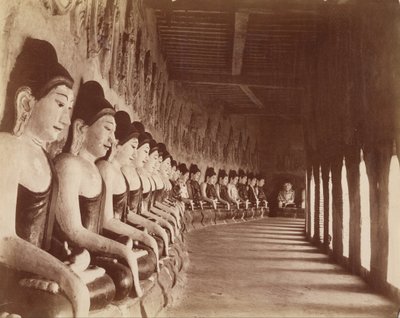 Čtyřicet devět Gautamas v Sagaing Temple od Felice Beato