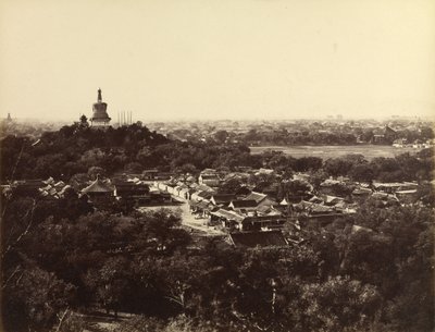 [Pohled na zahrady a buddhistický chrám v Pekingu] od Felice Beato