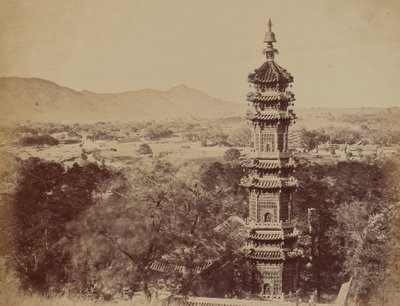 Pohled na Letní palác Yuen Min Yuen, Pekin, ukazuje pagodu před spálením, říjen 1860 od Felice Beato
