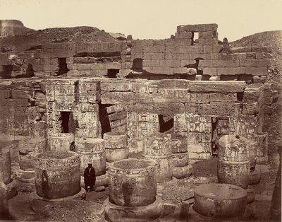 3. nádvoří Velkého chrámu v Medinet Habu neboli sloupů. Théby od Félix Bonfils