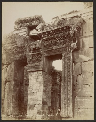 Baalbek, brána Jupiterova chrámu od Félix Bonfils
