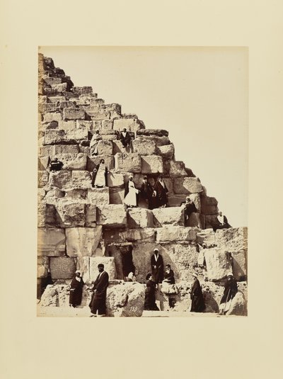 [Skupinová fotografie na kamenných blocích pyramidy, Egypt] od Félix Bonfils