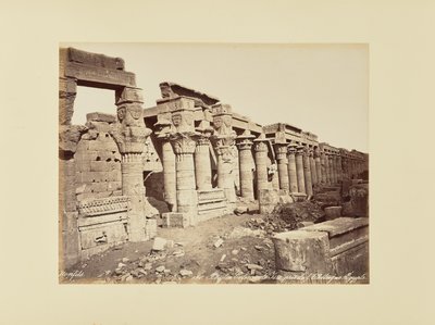 Fílé. Kolonáda Isis, fotografováno od obelisku (Egypt) od Félix Bonfils