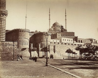 Brána Bab el-Azab Citadely s mešitou Muhammada Aliho v pozadí v Káhiře, Egypt od Félix Bonfils