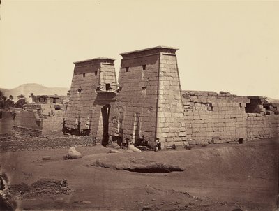 Celkový pohled na chrám Ramesse III., Karnak, Théby od Félix Bonfils